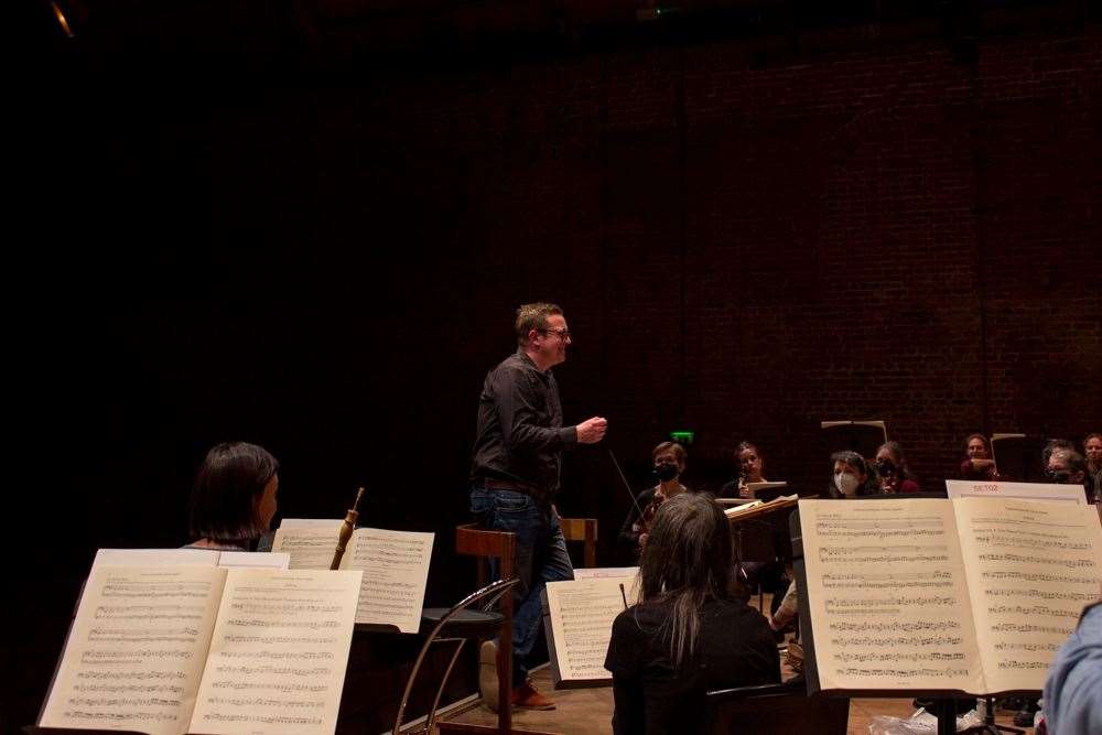 Tom Appleton directing a rehearsal at Aldeburgh Music Club. Photo by Adam Barnes