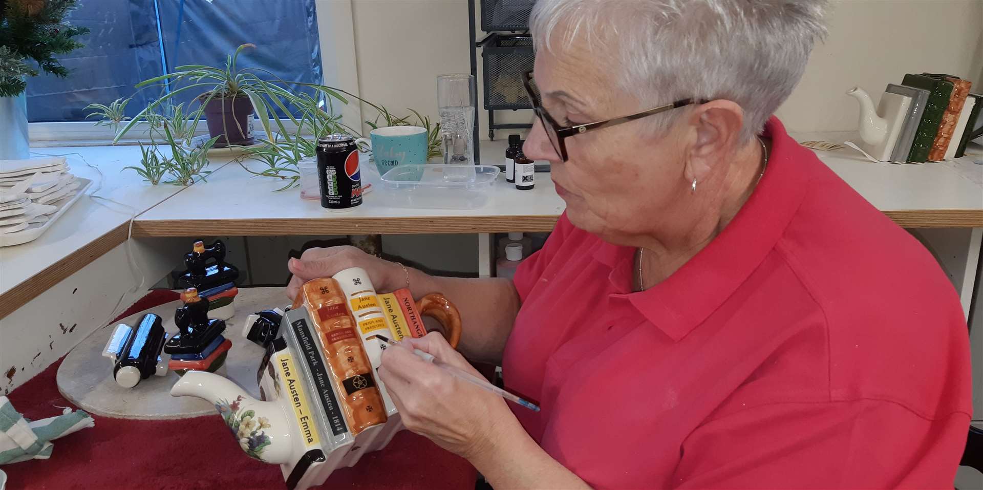 Carol Bridges meticulously paints a Jane Austin teapot